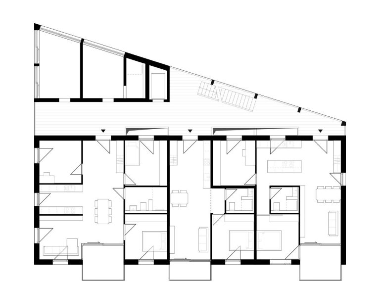 Grundriss eines Gebäudes mit mehreren Räumen und Fluren, stark linear dargestellt.